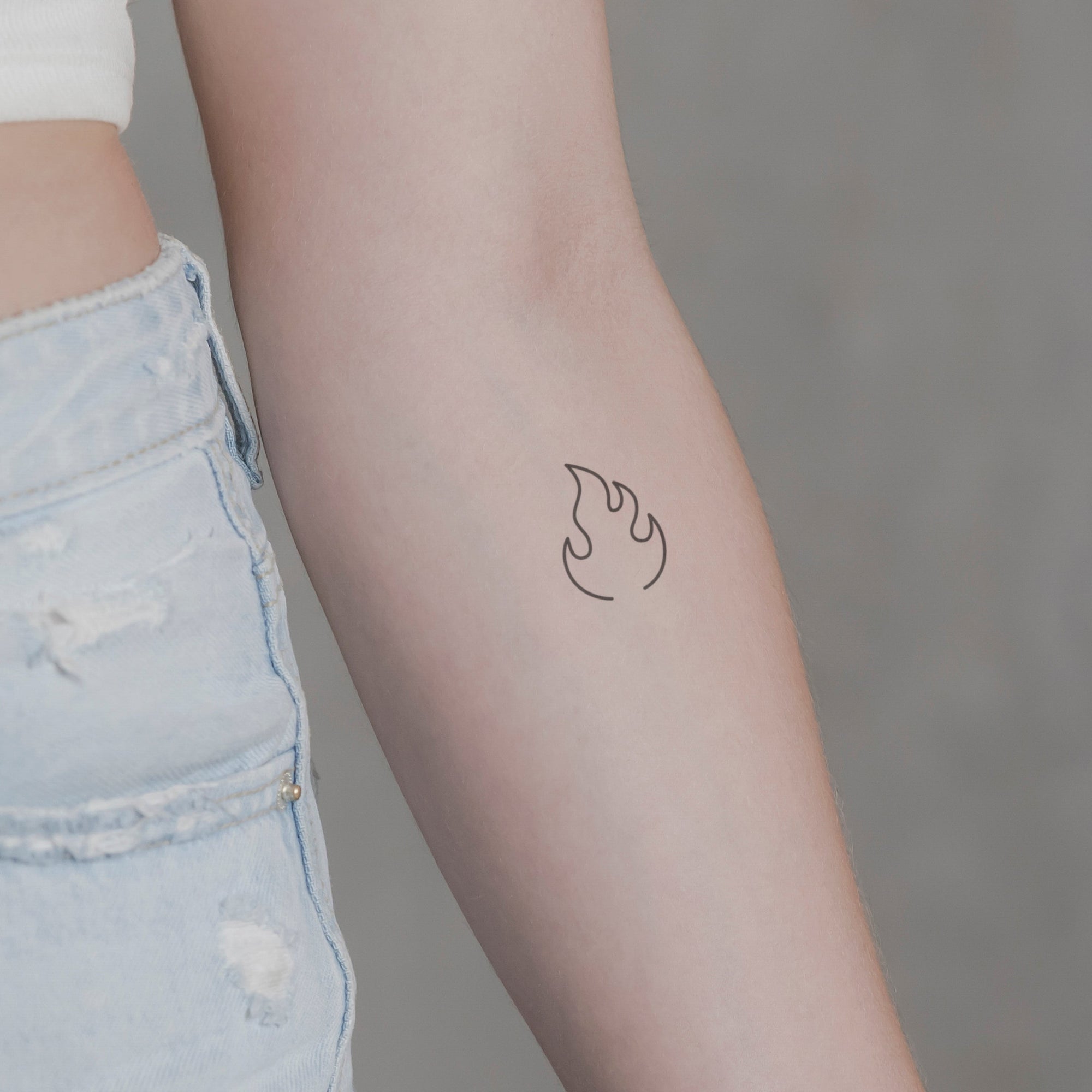 Offene Flamme Tattoo von minink, der Marke für temporäre Tattoos.