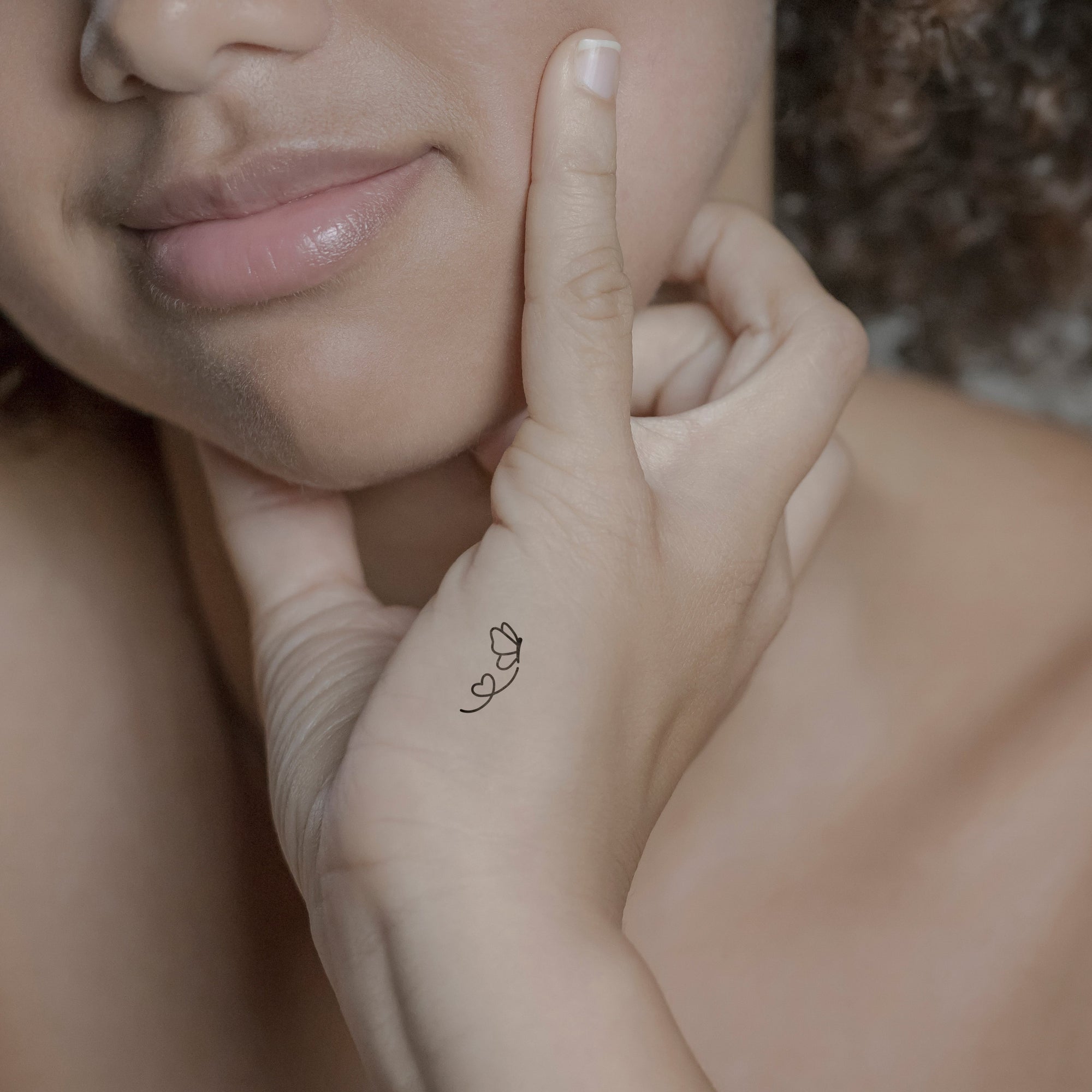 Schmetterling mit Herz Tattoo von minink, der Marke für temporäre Tattoos.