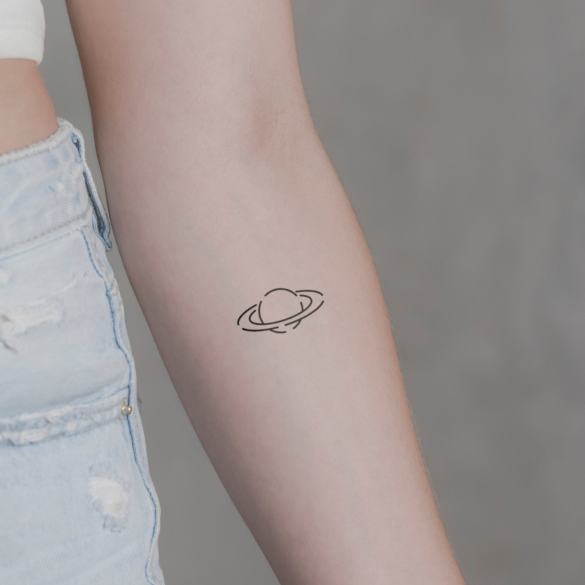 Saturn Tattoo von minink, der Marke für temporäre Tattoos.