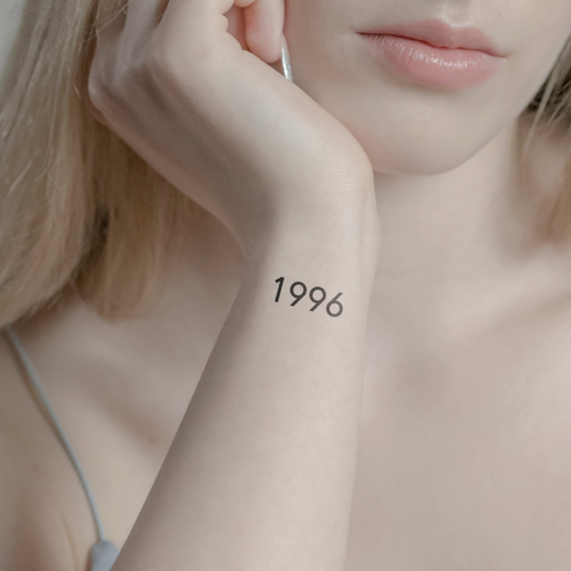 Zahlen Tattoo Geburtsjahr 1996 von minink, der Marke für temporäre Tattoos.