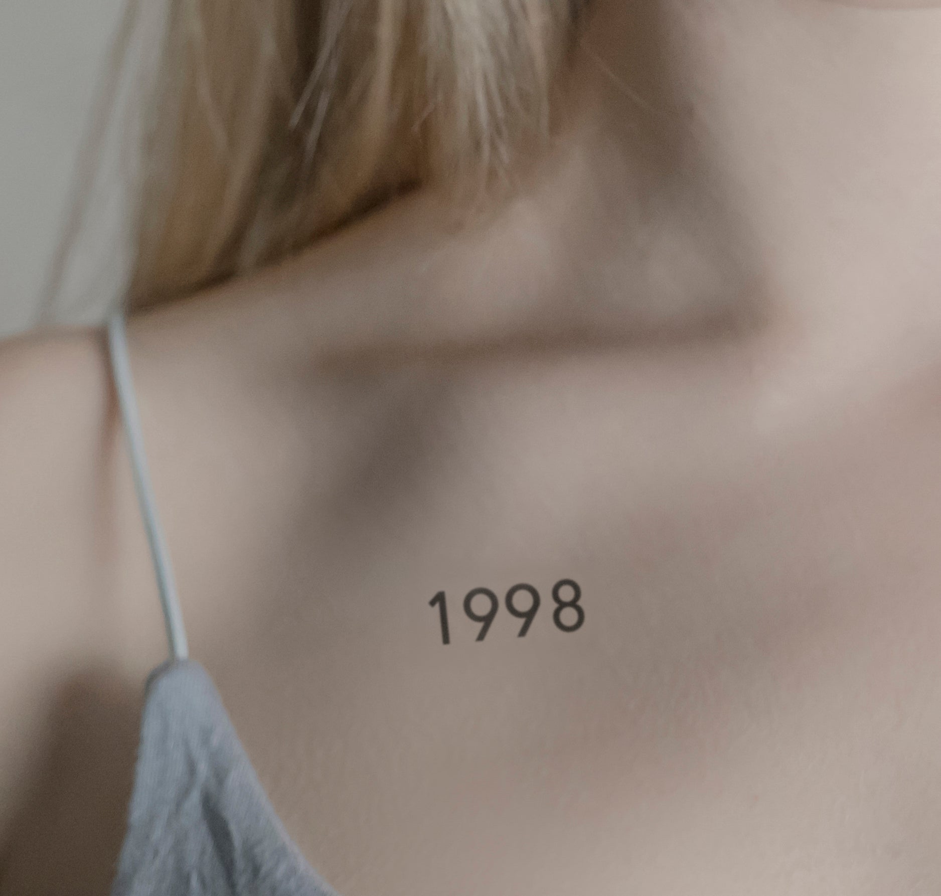 Zahlen Tattoo Geburtsjahr 1998 von minink, der Marke für temporäre Tattoos.