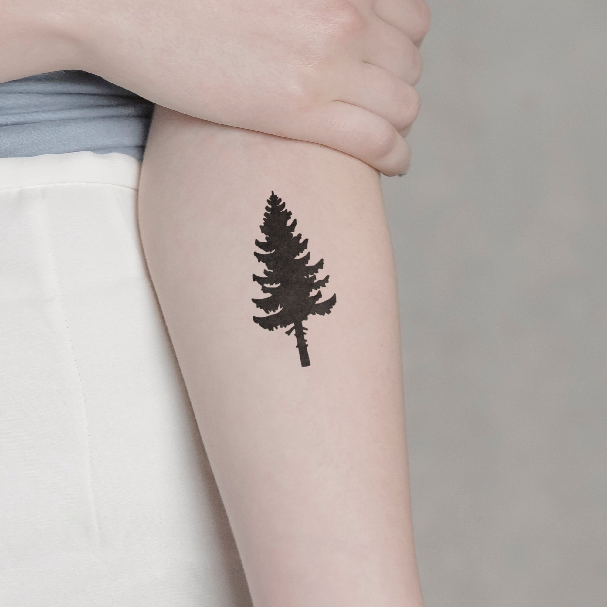 Tannenbaum schwarz Tattoo von minink, der Marke für temporäre Tattoos.