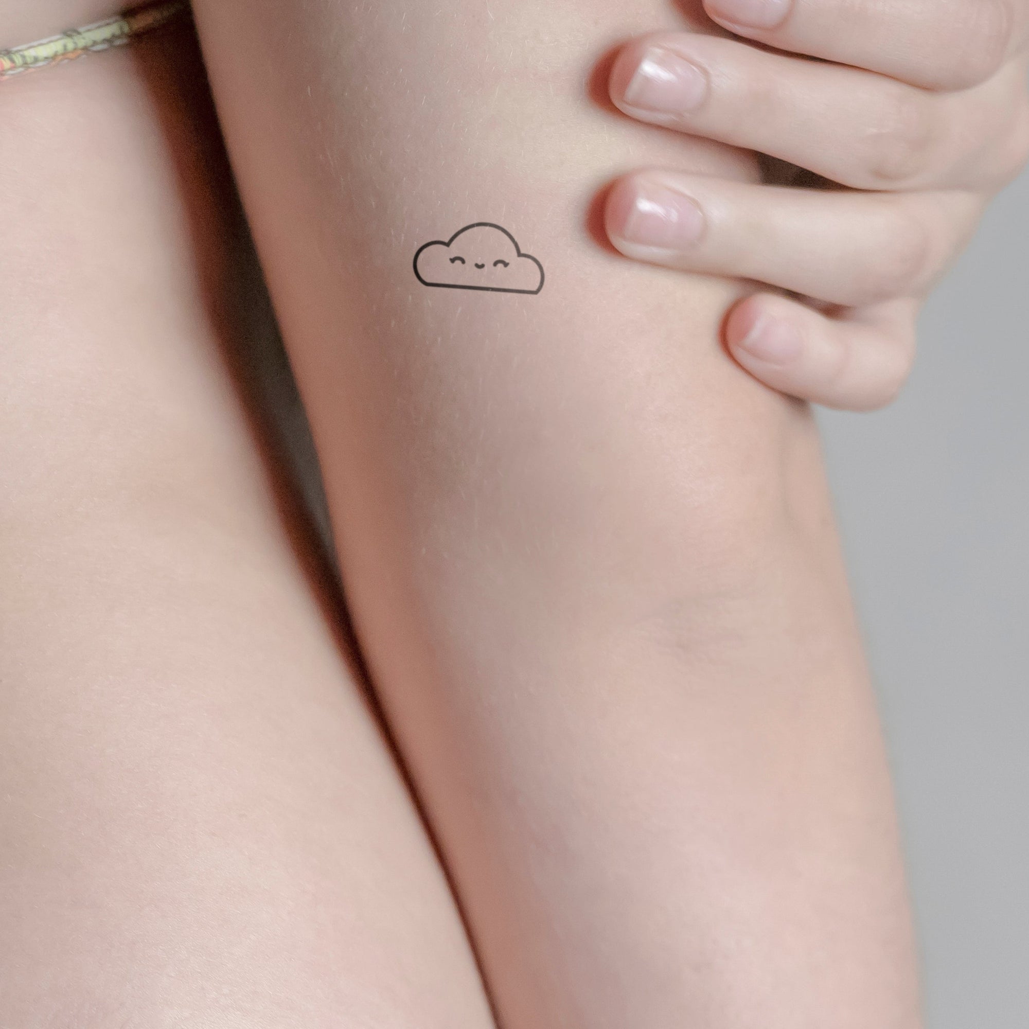 Lächelnde Wolke Tattoo von minink, der Marke für temporäre Tattoos.