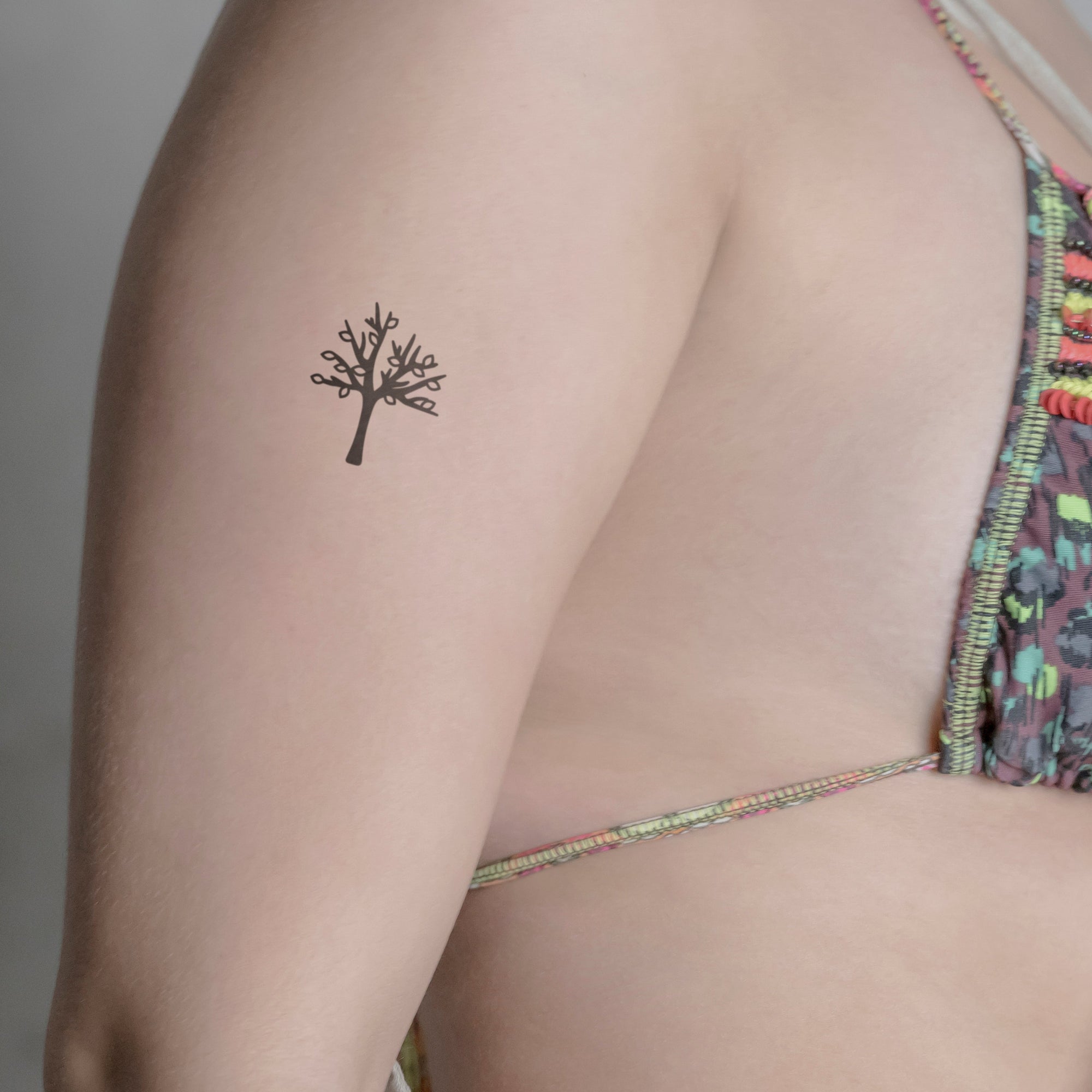 Baum mit Blätter Tattoo von minink, der Marke für temporäre Tattoos.