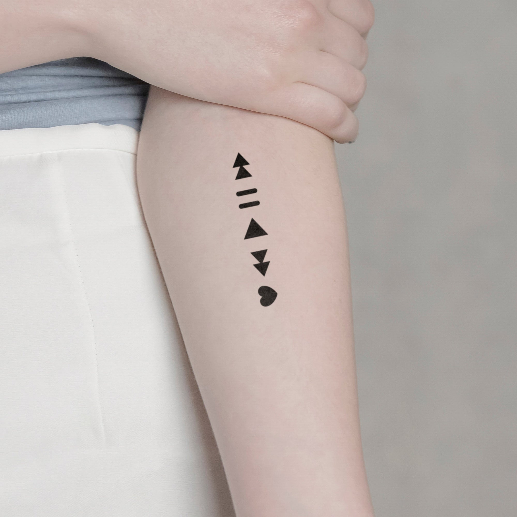 Herz und Musiktasten Tattoo von minink, der Marke für temporäre Tattoos.